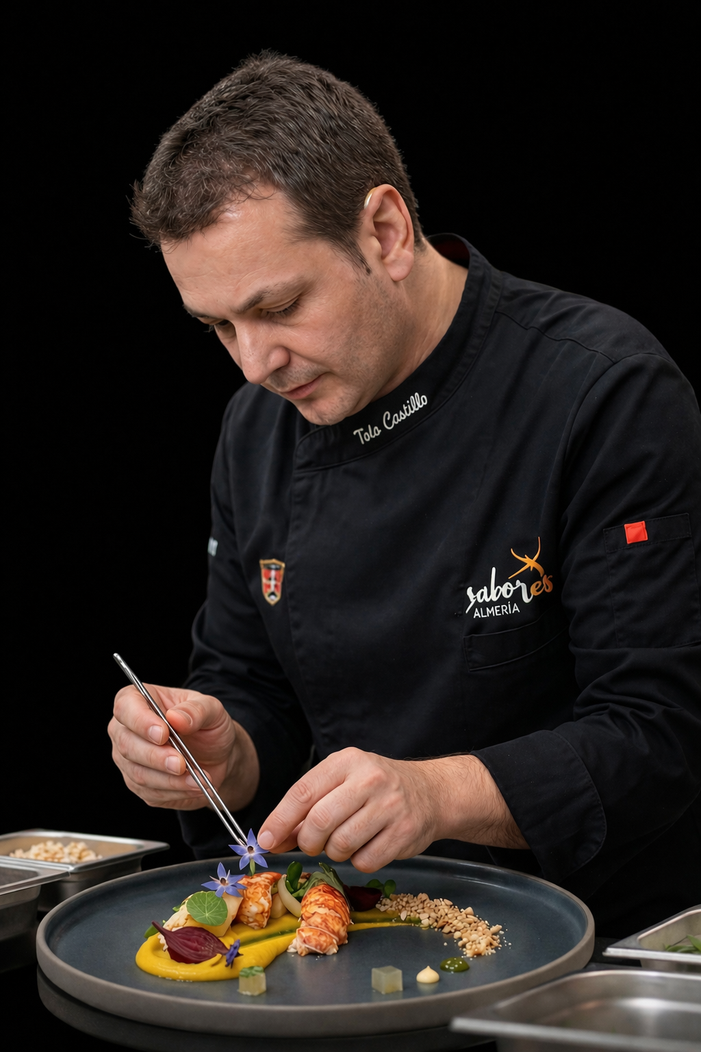 Tolo Castillo, chef privado en Almería, emplatando con precisión